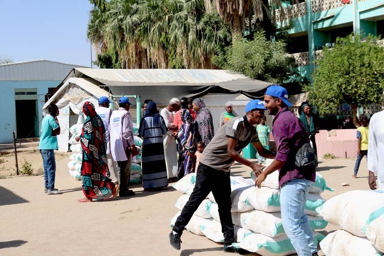 写真：避難所への食料支援