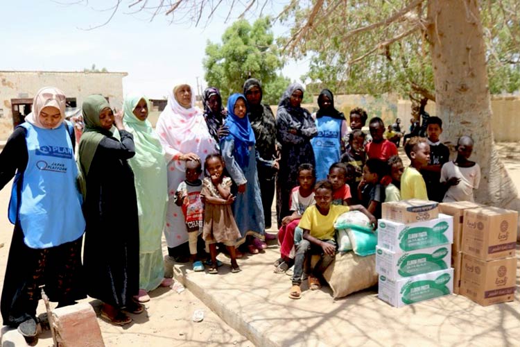 写真：各地に点在する学校避難所ごとにトラックで食料を搬入