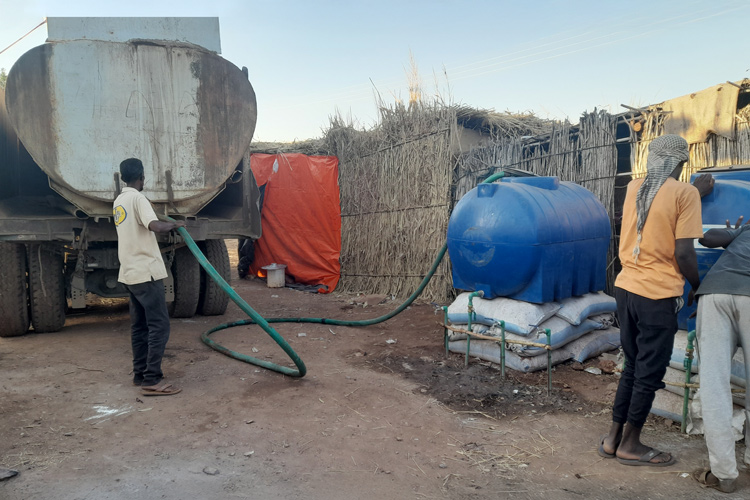 写真：給水車による避難所への給水活動