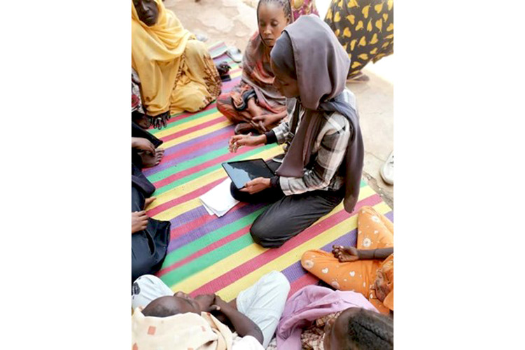 写真：配布後に食料消費状況調査をタブレットで実施。支援によって状況改善されていることが分かりました