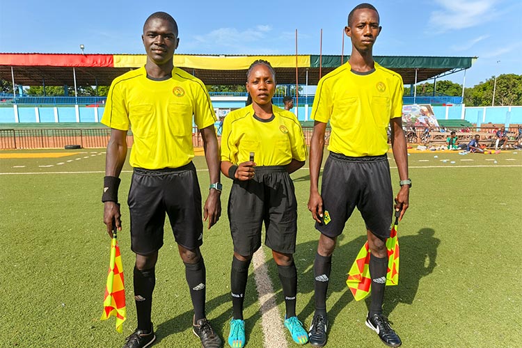 写真：レフリー仲間とヤワさん（中央）