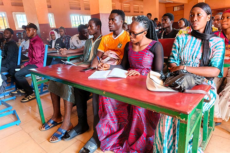 写真：授業を受けるヤワさん（前列右から2人目）