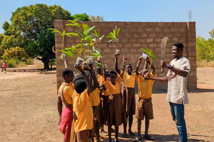 写真：地域の子どもたちと
