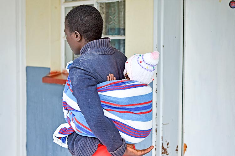 写真:16歳で児童婚を強いられ若年出産をした女性(ジンバブエ)