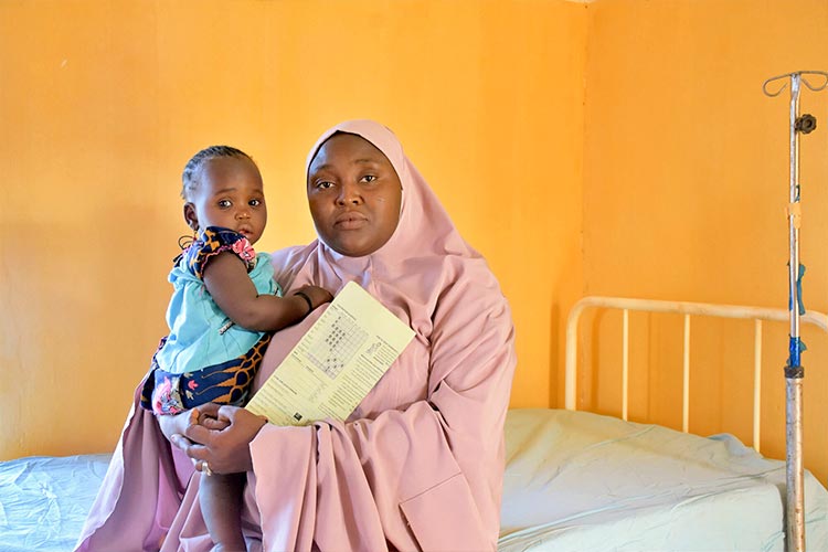 写真:コミュニティの保健所を訪れた親子(ナイジェリア)