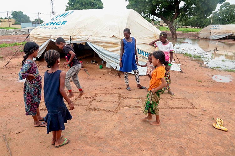 写真:国内避難民キャンプで遊ぶ子どもたち(マリ)