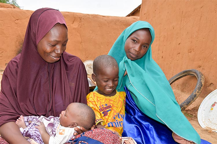 イメージ:アフリカの子どもたちとその家族