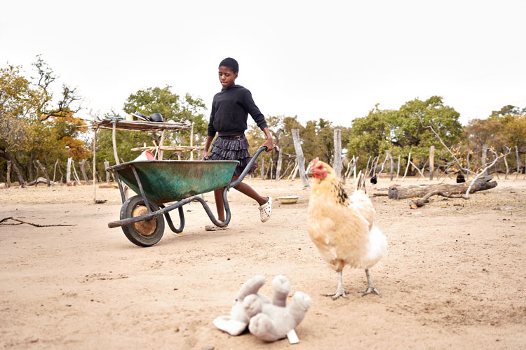 干ばつで水源が遠くなり、水汲みのために学校に行けなくなった女の子(ジンバブエ)