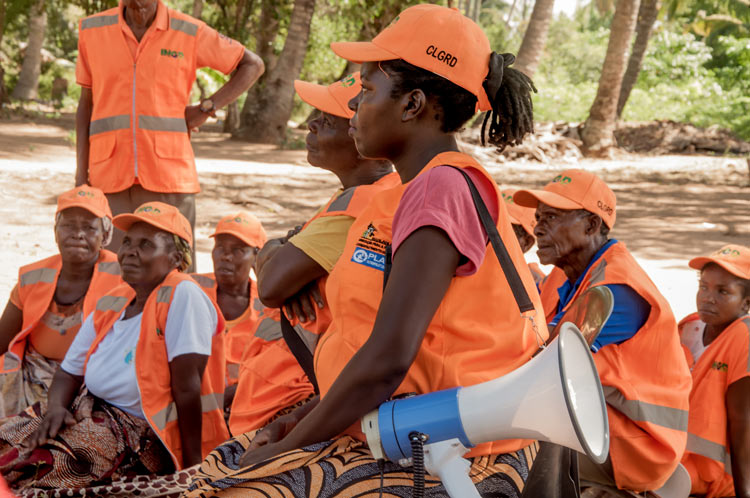 防災訓練を行うモザンビークの人々