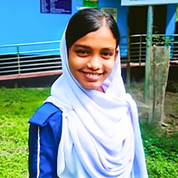 写真：ラベヤさん、女子生徒、8年生