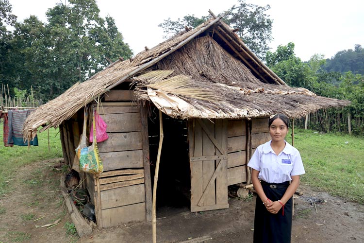 寮代わりの小屋の前に立つキーアさん