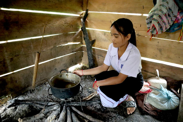 9人でわずかな食料を分け合います