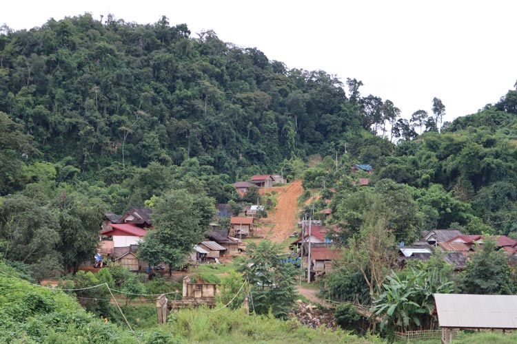 写真：山の斜面を通る通学路は、雨の日は滑りやすく歩くのが大変です