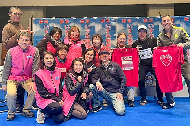 写真：増田明美さん（後列中央）と