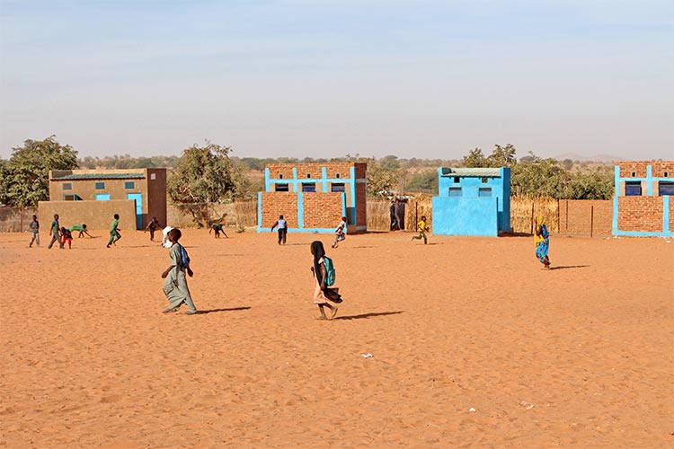 写真：スーダンからの難民が暮らすキャンプの学校（チャド）