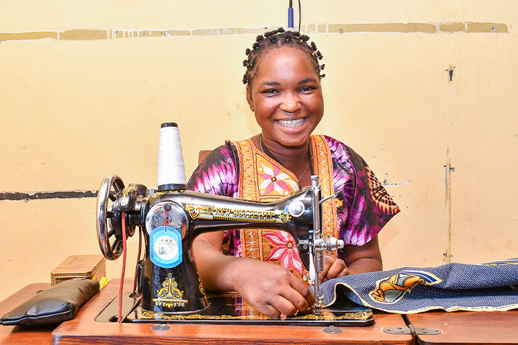写真：アニセットさん（16歳）、ベナン（貧困から小学校4年生で学校を中途退学し、家計を支えている）