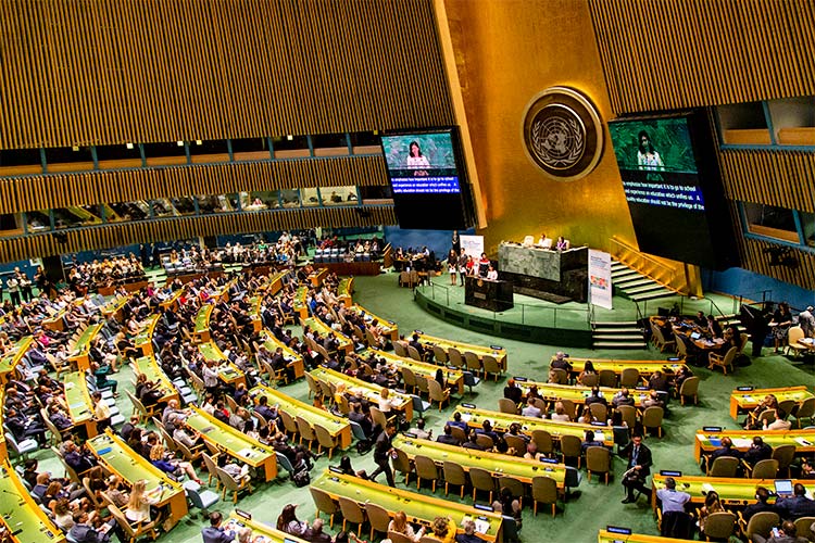 持続可能な開発に関するハイレベル政治フォーラムで意見を発表する女の子（国連）