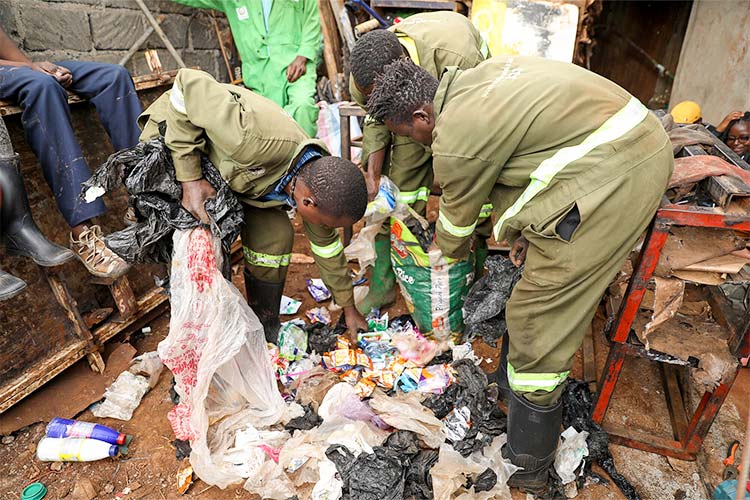 写真:プラスチック廃棄物を分別するSlums Go Greenのメンバーたち(ケニア)