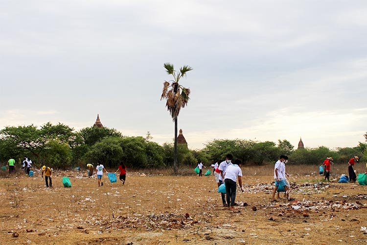 写真:放置されたゴミを拾うユースたち(ミャンマー)
