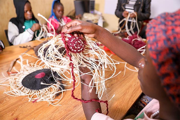 写真:廃棄物を利用してバッグを作り生計を立てる女性たち(ケニア)