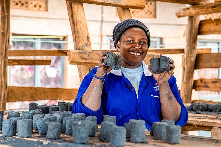 写真:有機分解した食品廃棄物から練炭を作るユースメンバー(ウガンダ)