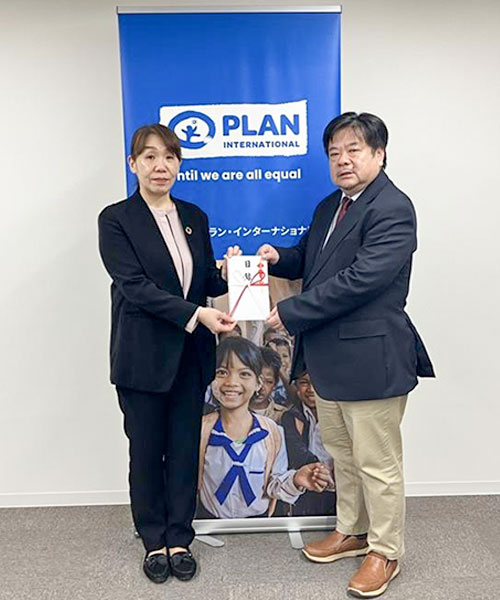 写真：ご寄付の目録を贈呈くださいました