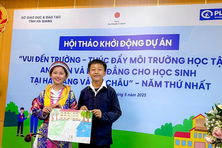 写真：「理想の学校」を説明する少数民族の生徒たち（トゥエンクアン省）