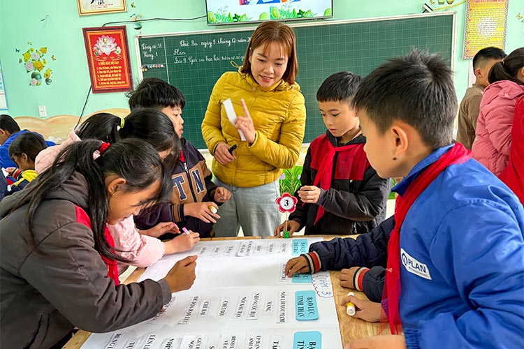 写真：カードを使って暴力の形態をグループで学ぶベトナムの子どもたち