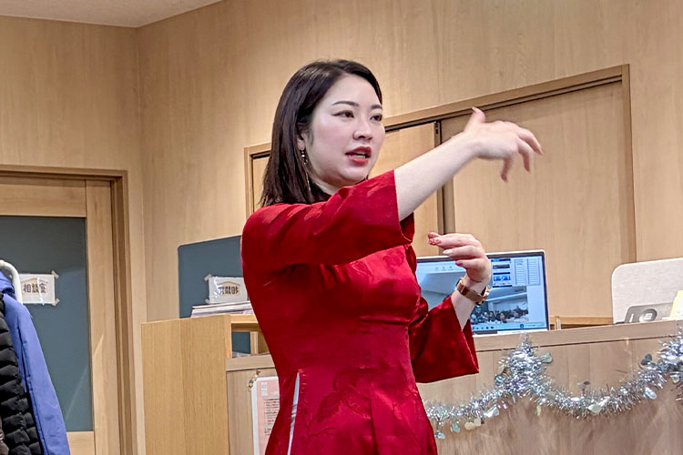 写真：質問に答える水上職員