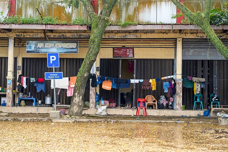 過密状態の仮設避難所