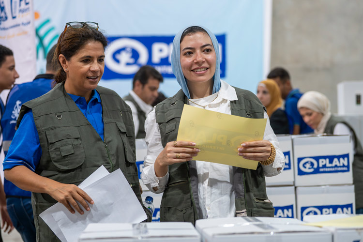 写真:ガザへの支援物資を準備するボランティアたち（エジプト）