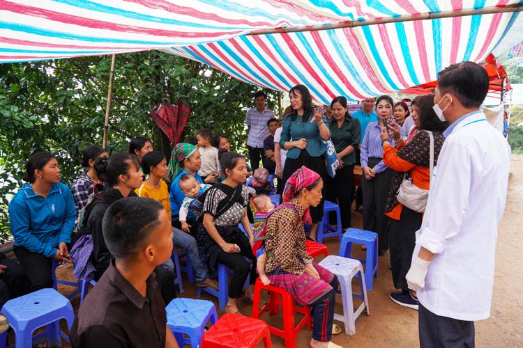 写真:医療設備のない遠隔地の移動診療所（ベトナム）