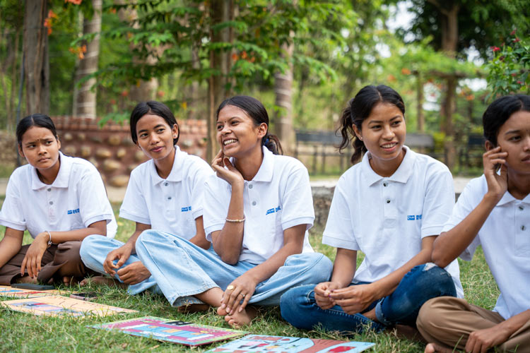 写真:社会で直面する困難を絵で表現する女の子たち（ネパール）