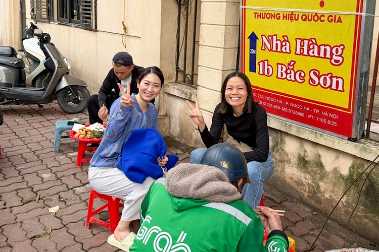 写真：同僚と屋台にて（左が筆者）