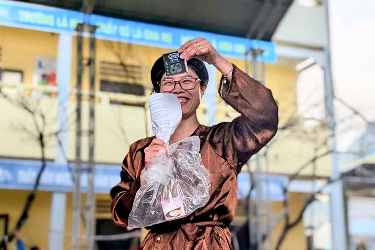 衛生用品の使い方を伝える先生