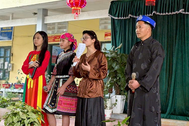 写真：中学校向けイベントで児童婚の寸劇に参加する父親