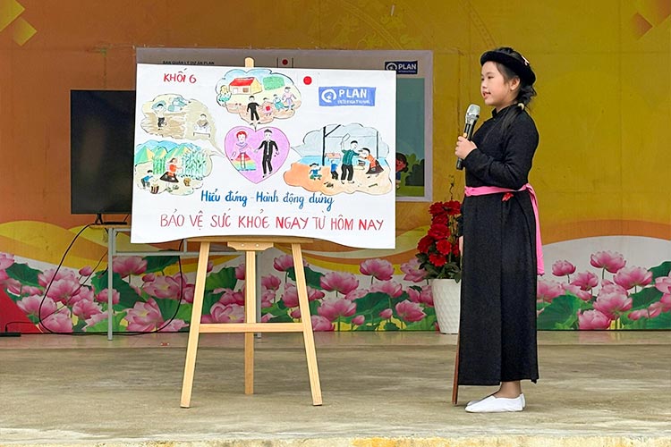 家庭のなかでのジェンダー平等を説明する女の子