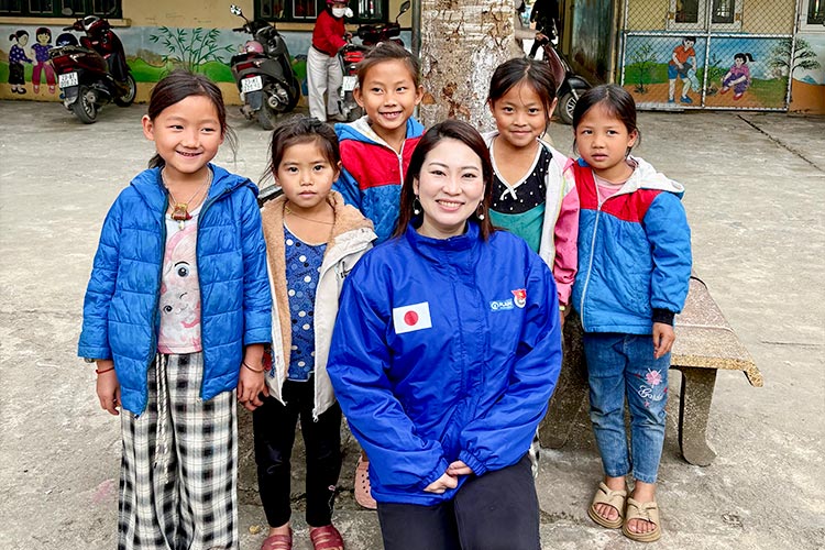 活動地域の子どもたちと一緒に
