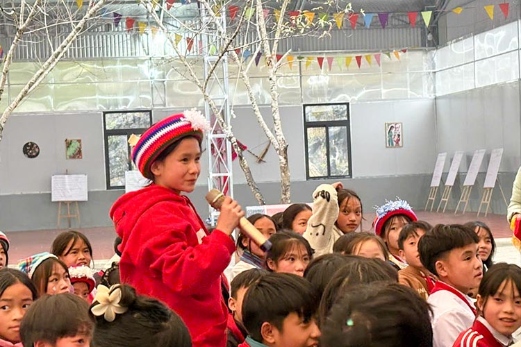 保護者向けイベントで発言する女の子