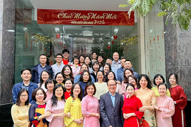 写真：ハノイ事務所の同僚たちとテト（ベトナム旧正月）のお祝い