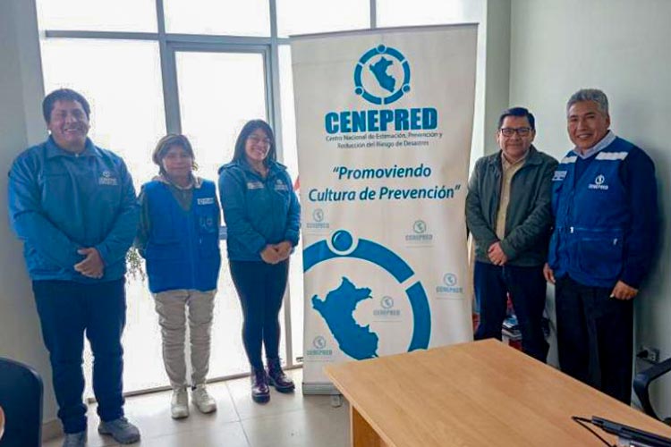 写真：「CENEPRED（国家災害危機防災評価センター）」との最初の打合せで、4地区の行政へのサポートを要請。左から2人目がプロジェクト・コーディネーターのジーナ、右から2人目がクスコ現地事務所長のボリス