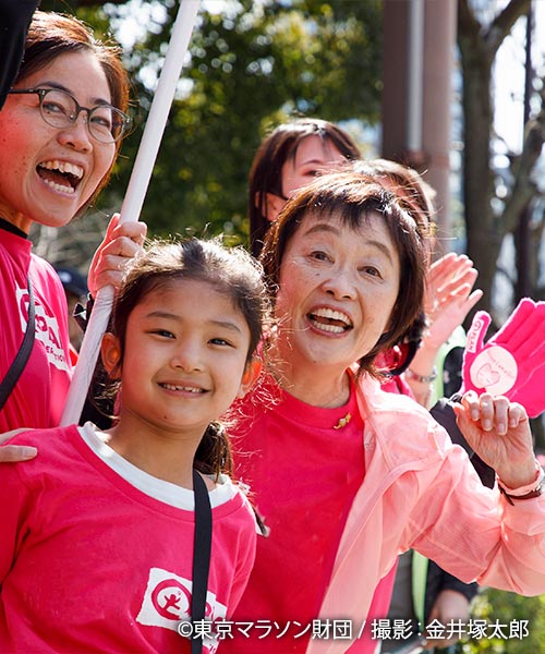 写真：沿道応援で声援を送る増田明美さん