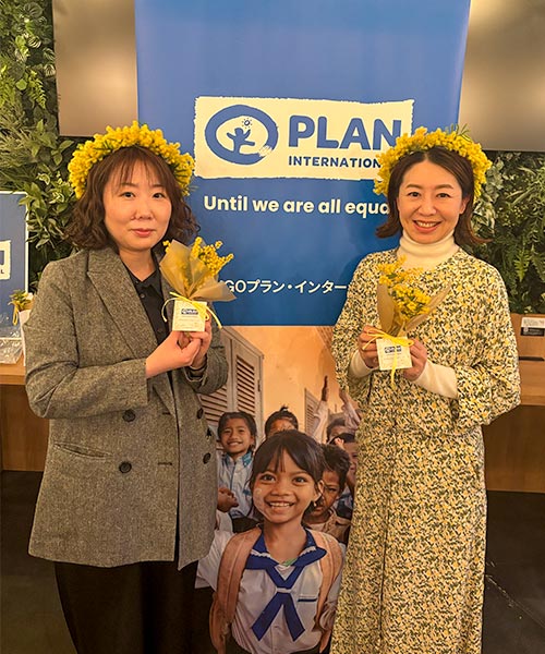 街の中での暴力の危険を学ぶ女の子たち