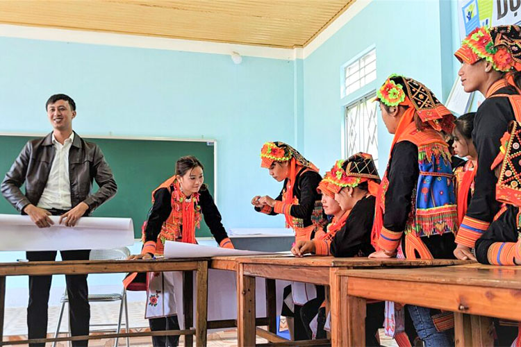 写真：ジェンダー平等トレーニングを受けるベトナムの少数民族の女性たち