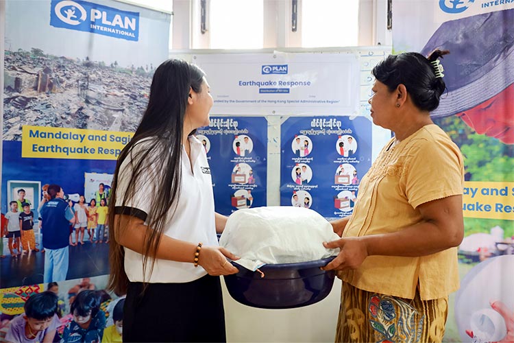 写真：支援物資を受け取った女性たち