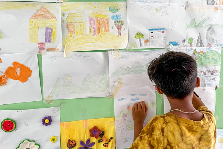 写真：写真：子どもひろばでお絵描きをする男の子
