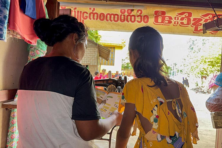 写真：写真：現金給付を受け、仕立ての仕事を再開した女性