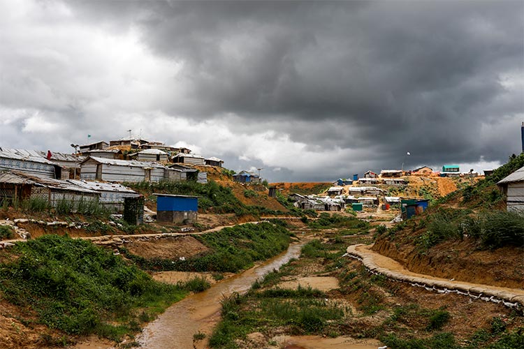 写真：雨雲に覆われる難民キャンプ