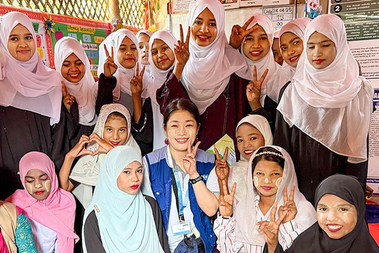 写真：「ロヒンギャの若者たちと内海職員（前列右から4番目）」