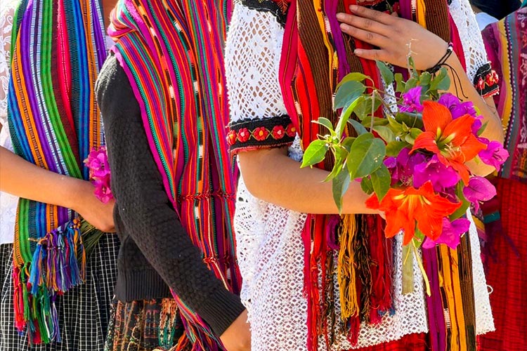 写真：地域によって柄や色合いが変わる民族衣装（事業地の小学校にて）